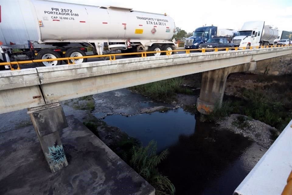 La protesta se realizó por los trabajos que realizan cuadrillas de Agua y Drenaje de Monterrey para trasladar agua de cauces naturales de ese municipio para el abasto del área metropolitana.