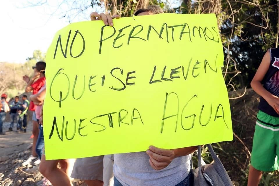 Algunos vecinos de la comunidad Escobedo dicen que tienen varios días sin agua y que el llevarse el agua del río a Monterrey sólo empeorará su situación.