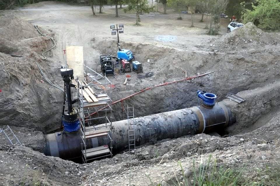 Los habitantes señalaron que una empresa subcontratada por Agua y Drenaje realizó excavaciones como parte de las labores para conectar la tubería que llevaría el agua hacia Monterrey.