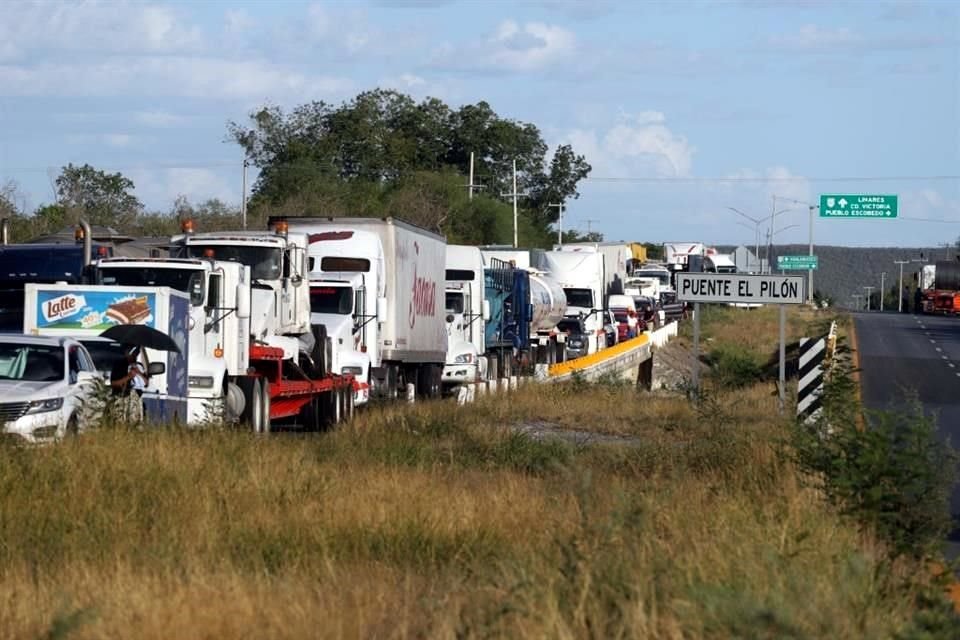 Cientos de conductores, tanto de transporte de carga como de vehículos particulares, quedaron detenidos en la carretera.