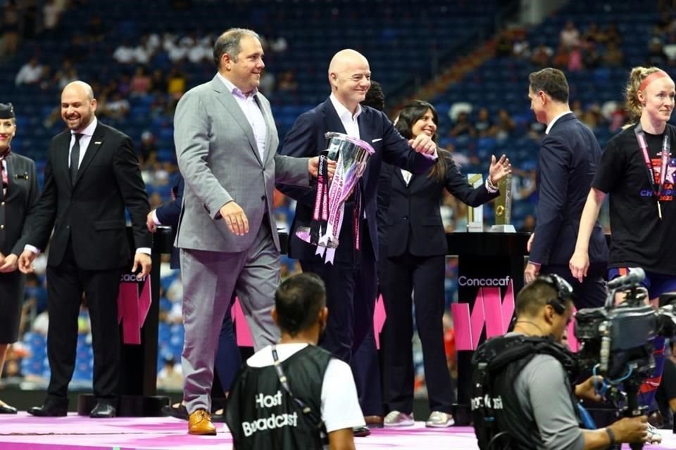 Gianni Infantino estuvo engalanó la ceremonia de premiación del Campeonato Concacaf W.