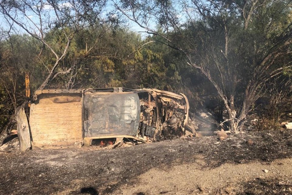 Las llamas consumieron el vehículo y causaron quemaduras mortales en dos de las víctimas, en Ciénega de Flores.
