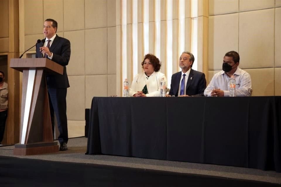 Ricardo Mejía, Subsecretario de Seguridad Pública federal (izq.), presentó a las autoridades que participaron en la tercera necropsia de la joven de 18 años.