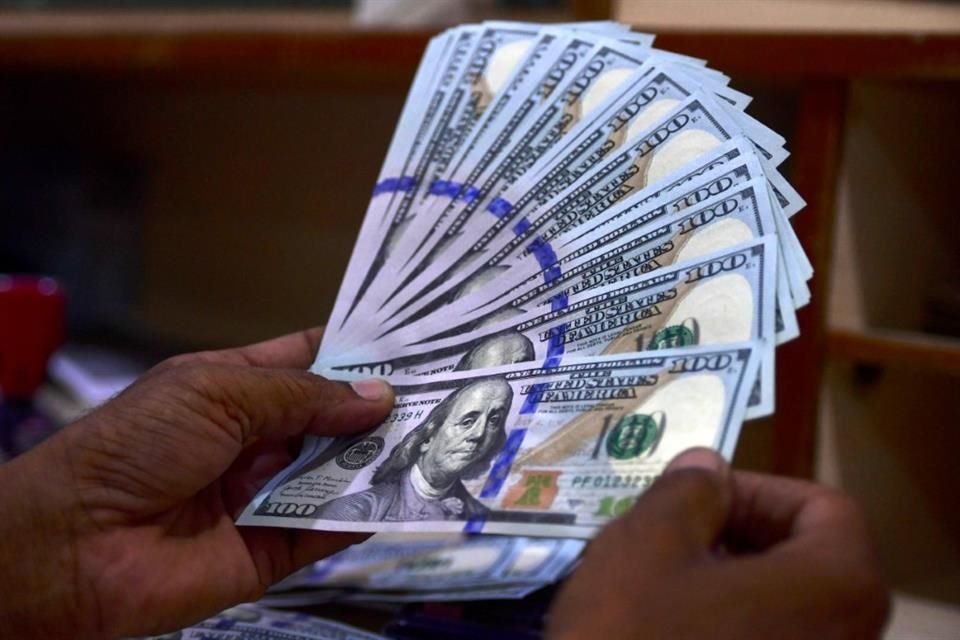 En la sesión, el dólar de ventanilla subió dos centavos a 17.63 unidades en la venta y a 16.61 en la compra.