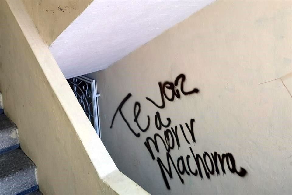 Mensajes amenazantes escritos en la escalera de acceso al departamento de Luz.