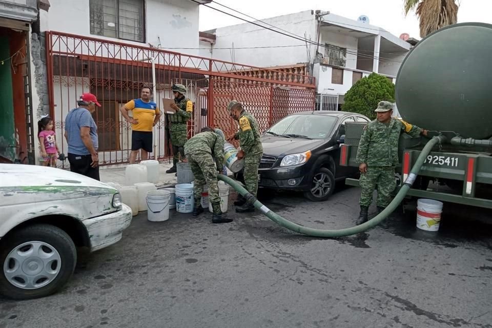 Una pipa del Ejército recorrió calles de la Colonia CROC, uno de los sectores más afectados por los cortes de agua.
