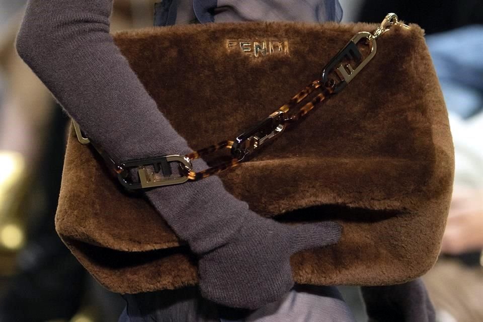 La colección FENDI Mujer Otoño/Invierno 2022 trae consigo una sorpresa para los seguidores de la marca.