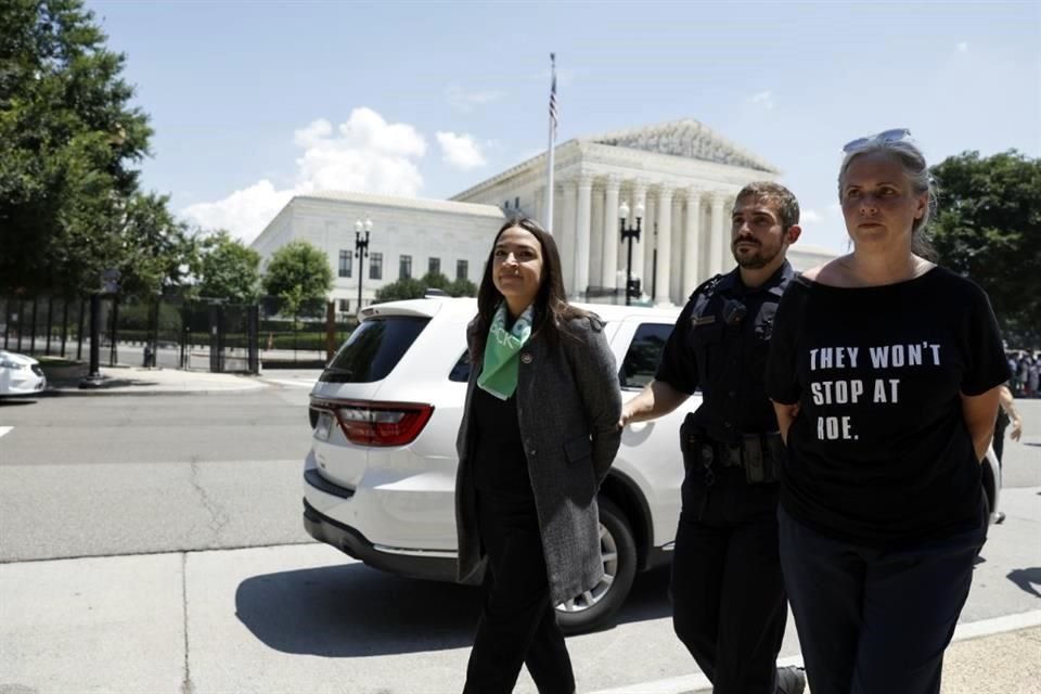 La representante Alexandria Ocasio-Cortez es detenida por oficiales de policía del Capitolio.