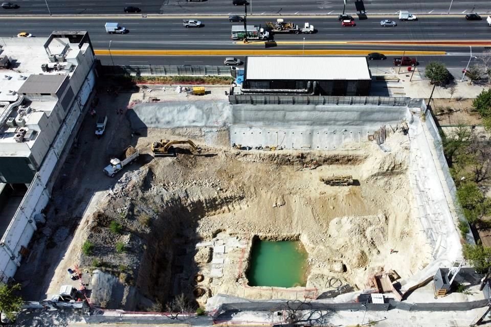 El agua apareció en una fosa donde se construye una zona de elevadores; encargados negaron que sea un venero.