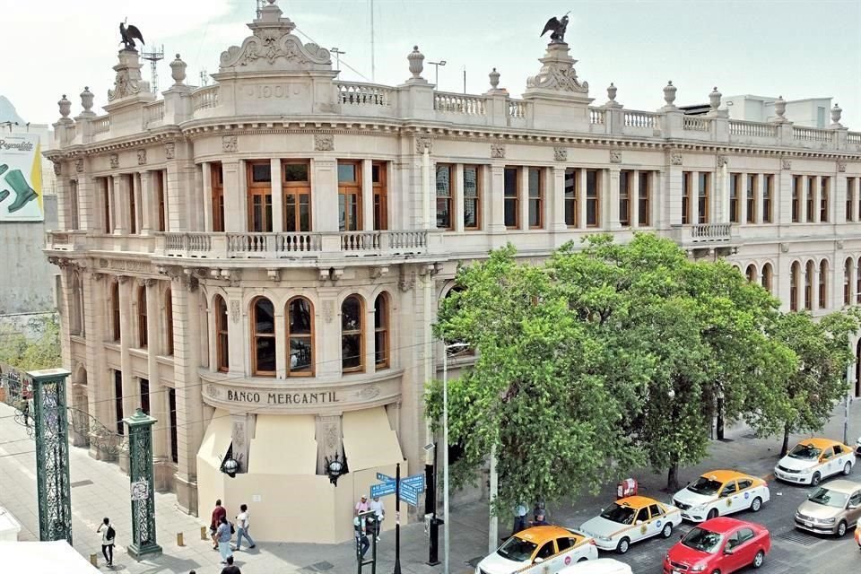 El Banco Mercantil de Monterrey, edificio del patrimonio arquitectónico e histórico de la Ciudad, se encuentra en remodelación.