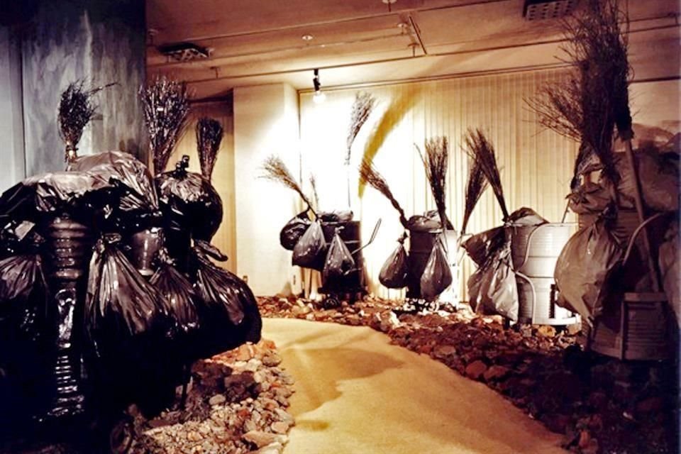 Instalación 'La muerte de la ciudad' (1990), de Helen Escobedo.