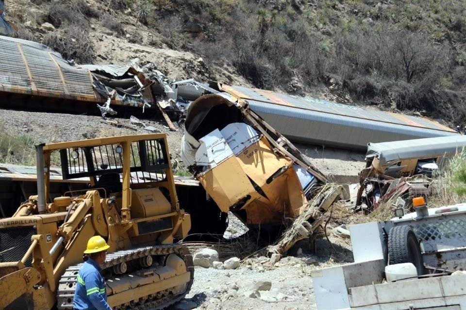 El descarrilamiento de nueve vagones de un tren provocó daños en 50 vehículos que transportaba y el cierre de la vía, en García.