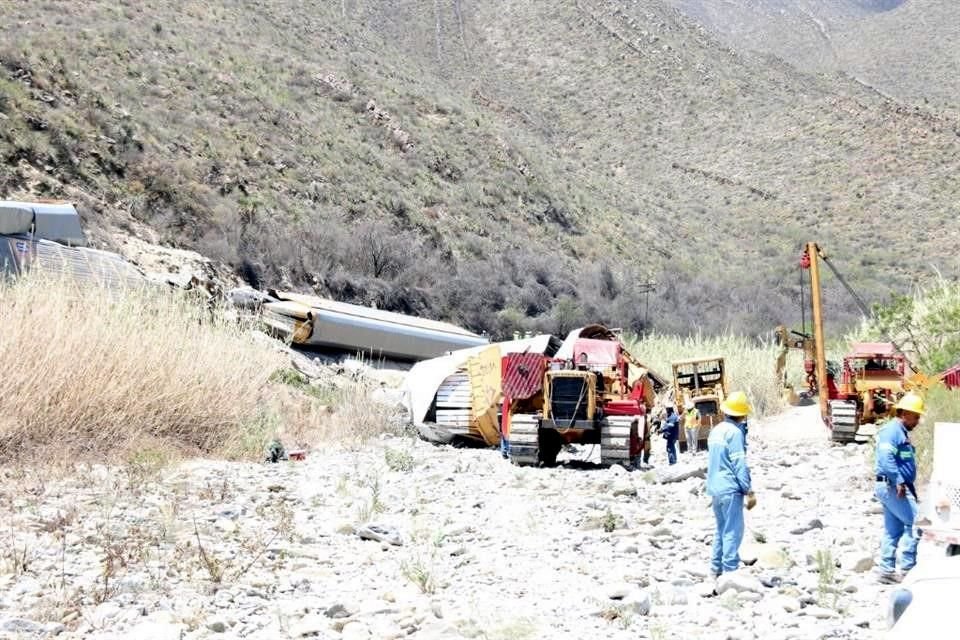 Al lugar llegaron también unidades de Protección Civil de García y del Estado para revisar los trabajos de retiro de vagones, vehículos y reparación de rieles.