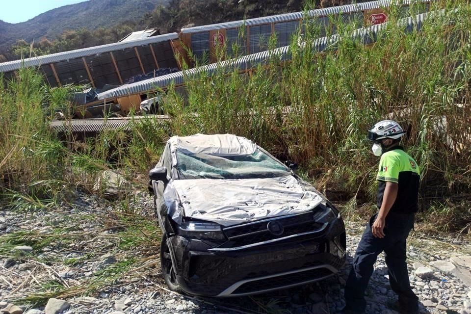 Según la corporación, el tren transportaba vehículos nuevos de la marca Volkswagen.