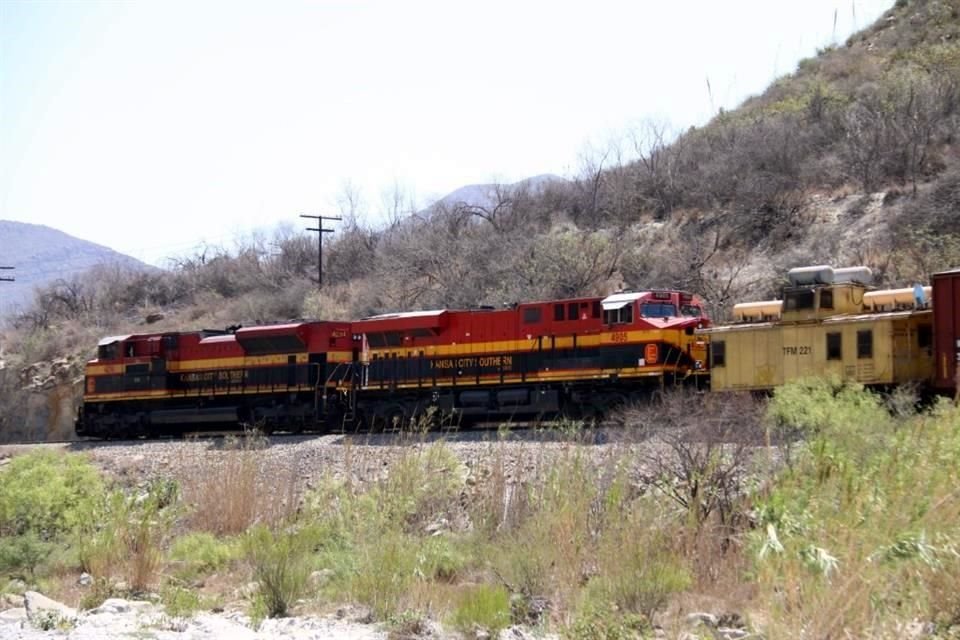 Las dos locomotoras y unos 16 vagones que iban adelante quedaron sobre la vía.