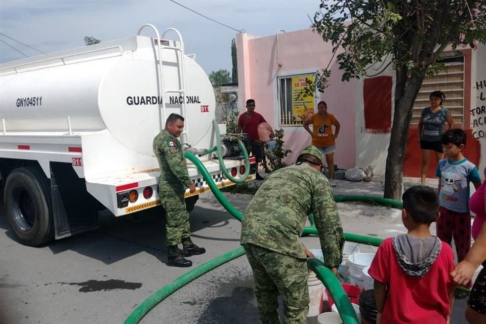 Los soldados repartieron agua en pipas con la leyenda 'Guardia Nacional'.