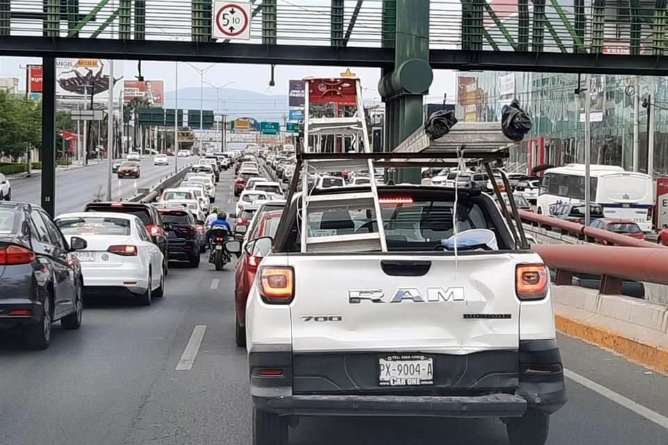 Autoridades cerraron la lateral de Gonzalitos para atender el siniestro, causando un caos vehicular en la zona.
