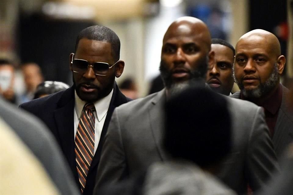 El mánager de R. Kelly enfrenta juicio por sabotear la proyección de la serie-documental donde se muestran los abusos del cantante.