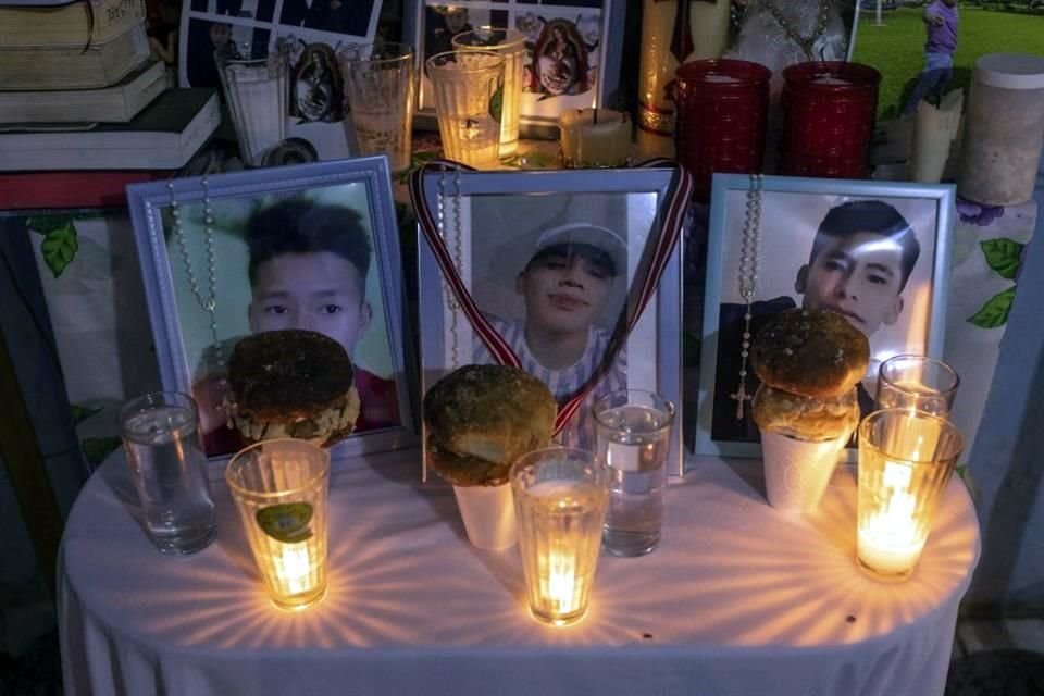 Fotos de Jair Valencia (izquierda), Misael Olivares (centro) y Yovani Valencia son desplegadas en un altar en su casa en San Marcos Atexquilapan, Veracruz. Los tres murieron en el trailer.