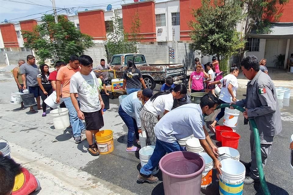 Varios sectores del área metropolitana permanecen sin el suministro de agua.