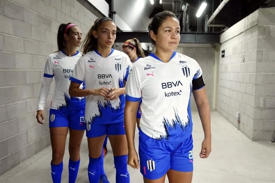 Valeria Valdez (primera) y las Rayadas ocupan momentáneamente el noveno lugar del Apertura 2022.