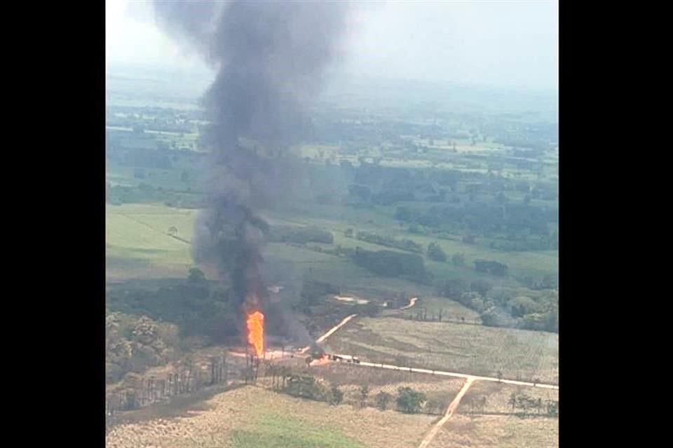 La explosión de un ducto de Pemex se registró durante la madrugada en Chacaltianguis, Veracruz.