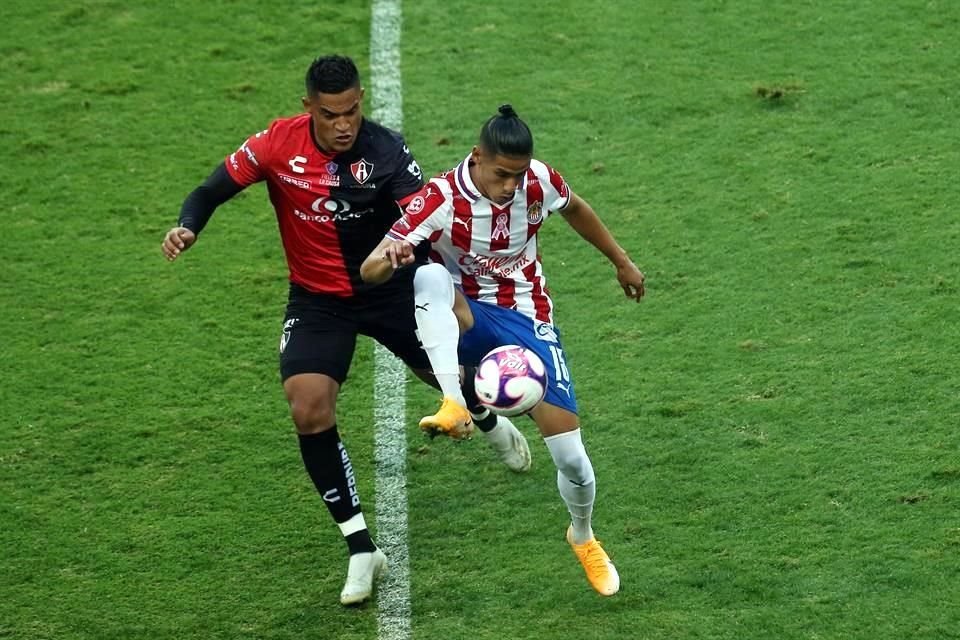 Atlas y Chivas se unen previo al Clásico Tapatío, en la tercera edición de Relate X Jalisco, para regalar pelotas.