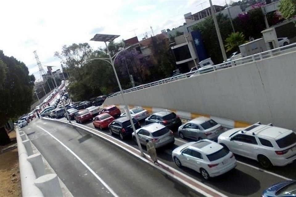 En el inicio de vacunación en Huixquilucan, vecinos acusaron mala organización que derivó en largas filas de autos al exterior de la Universidad Anáhuac.