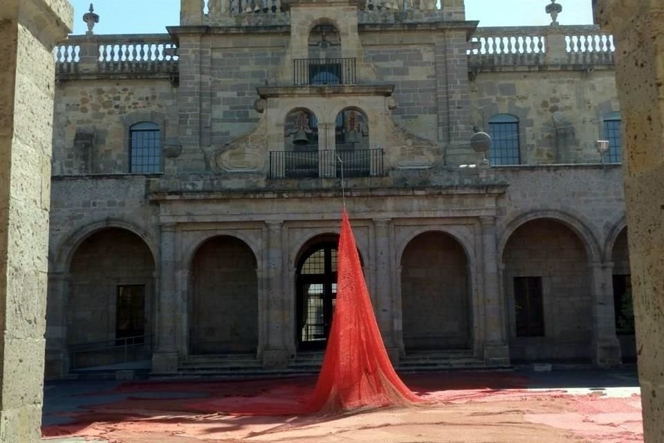 En el Patio de los Naranjos del recinto tapatío se instaló la pieza 'Sangre de mi sangre', de Colectiva Hilos.