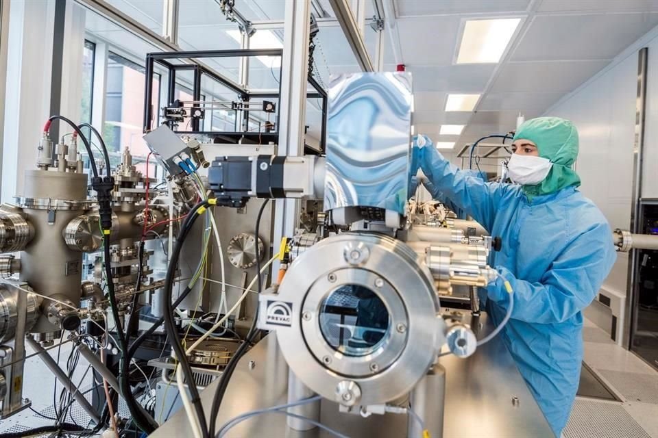Investigadores de la Universidad de Manchester crean materiales exóticos de uno a dos nanómetros de espesor en una cámara de vacío.