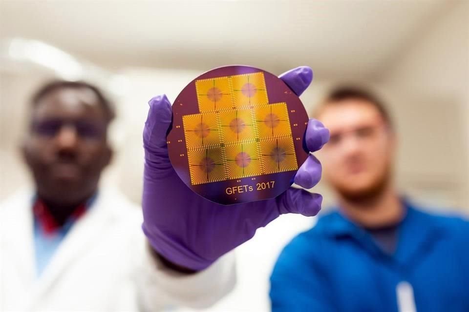 Prototipo de un dispositivo hecho con silicio y grafeno que puede detectar partículas de coronavirus.