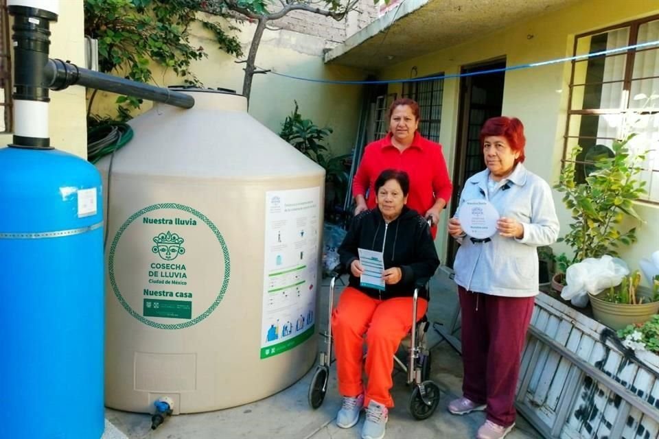 En las zonas con escasez de agua, como la Sierra de Santa Catarina, en Iztapalapa, o Ajusco Medio, en Tlalpan, las mujeres son las que deben acarrear el agua para el hogar.