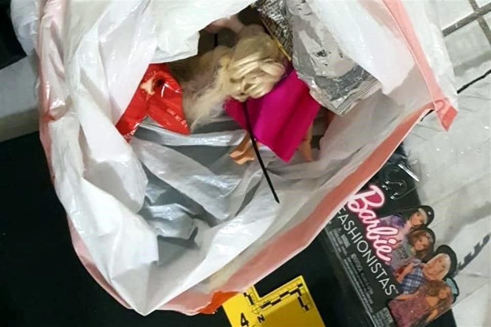 Una bolsa de plástico con muñecas figura entre lo encontrado en la casa cateada esta madrugada.