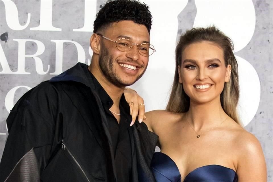 Perrie Edwards, integrante del grupo Little Mix, anunció en redes su embarazo; será el primer hijo que tenga con su novio, Alex Oxlade-Chamberlain.