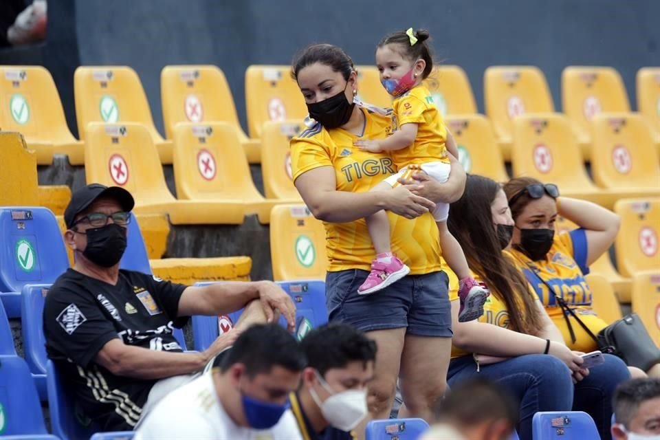 El ambiente familiar no faltó en el Estadio Universitario, con asistentes de todas las edades.