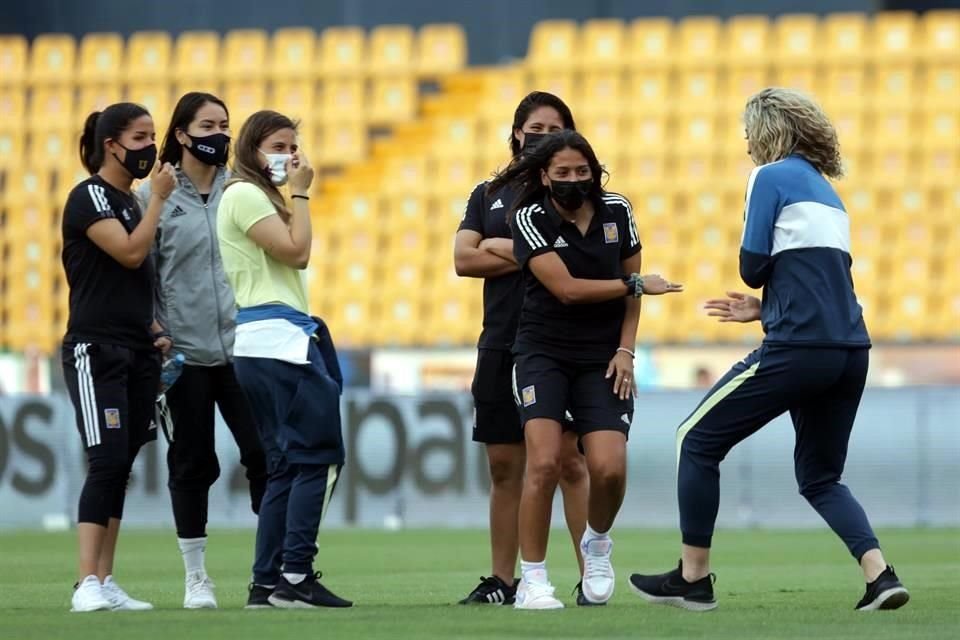 Antes del partido, algunas jugadoras de ambos equipos convivieron unos momentos.