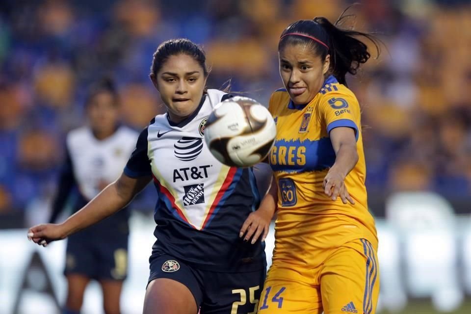 Jana Gutiérrez (izq.) y Lizbeth Ovalle protagonizaron buenos duelos por el costado izquierdo felino.