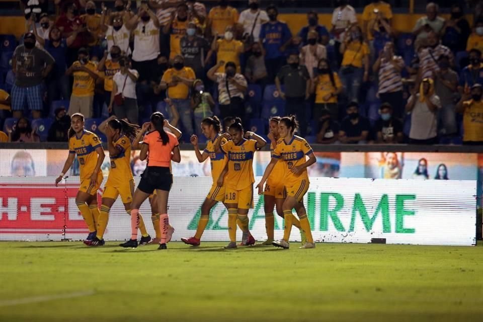 Belén Cruz (18) inició la jugada del primer tanto y después anotó un golazo.