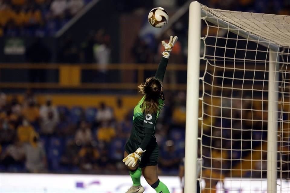 Masciarelli, portera del América, no logró detener el disparo bombeado y de larga distancia de Belén Cruz.