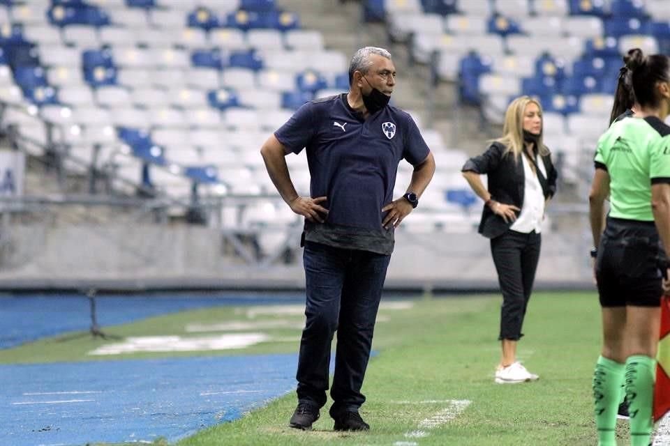 Para Héctor Becerra, Rayadas llegará con la moral alta al Clásico Regio ante Tigres.