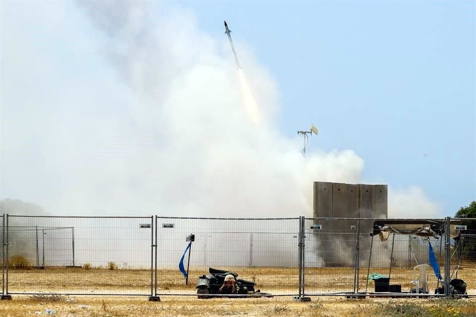 Un soldado israelí se pone a cubierto mientras se activa el siste,a de defénsa aéreo para interceptar un misil lanzado desde Gaza, en Ashkelon, al sur de Israel.