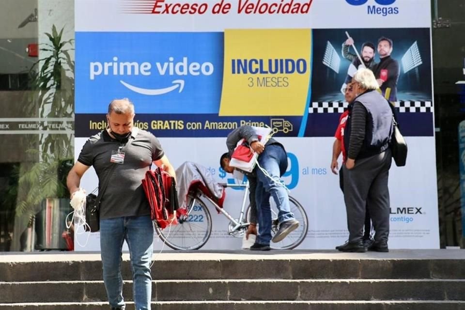 Los trabajadores retiraron las mantas de huelga de instalaciones de Telmex.