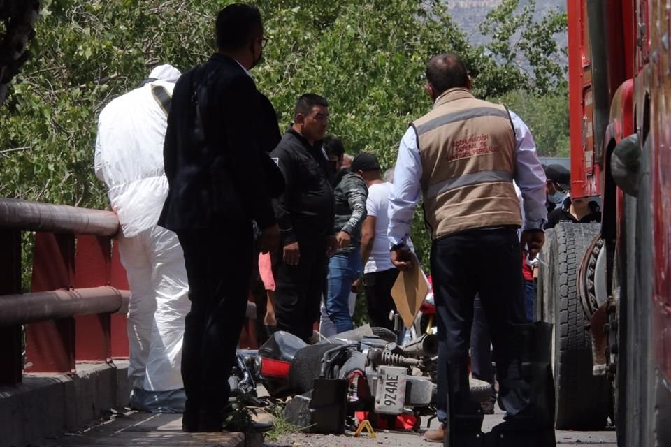 La familia del joven identificó el cadáver en el sitio y peritos levantaron el cuerpo hacia las 16:30 horas.