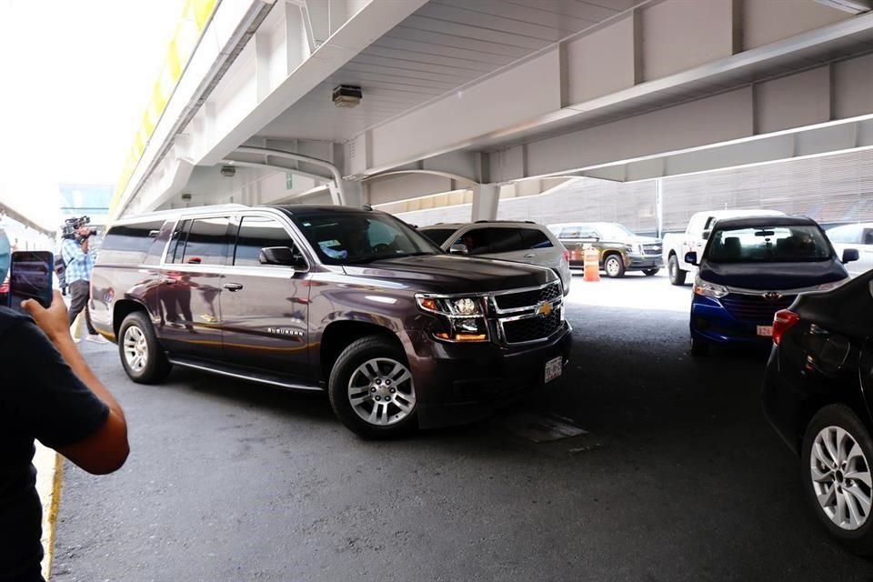 El brasileño abordó esta camioneta que lo esperaba afuera del AICM.