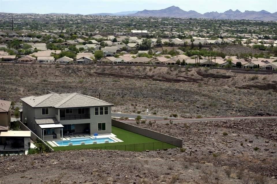 Una casa con piscina colinda con el desierto en Las Vegas.