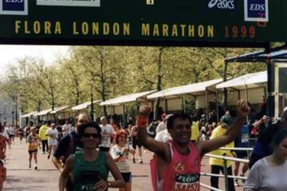 Su vida no transcurre solo en los laboratorios, también es aficionado a correr y ha participado en maratones.