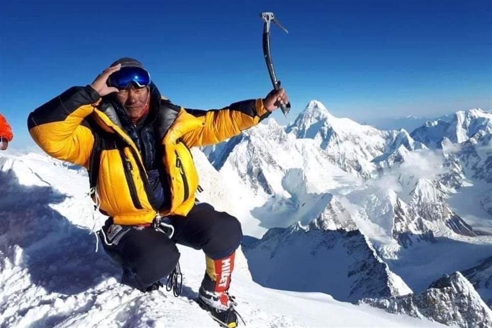 Sanu Sherpa, nepalés de 47 años, hizo cumbre el jueves en el Gasherbrum 2, para completar la hazaña.