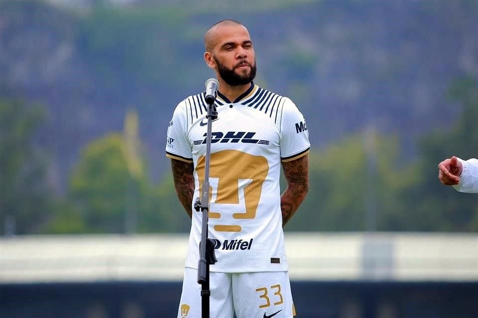 Dani Alves fue presentado ante la afición universitaria.