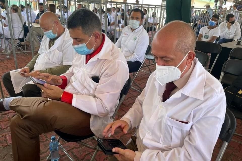 Los médicos cubanos estaban sentados hasta adelante en el evento de AMLO en Nayarit.