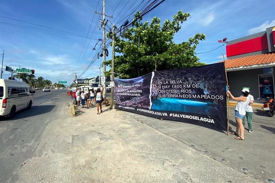 En cada semáforo en rojo, los activistas entregaron información sobre las implicaciones de las obras del Tren Maya.